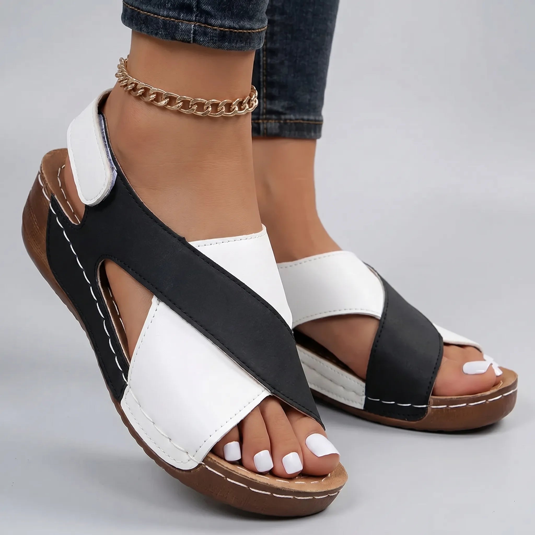 Keilsandalen mit zweifarbigem Kreuzriemen-Design, leichte Sommersandalen