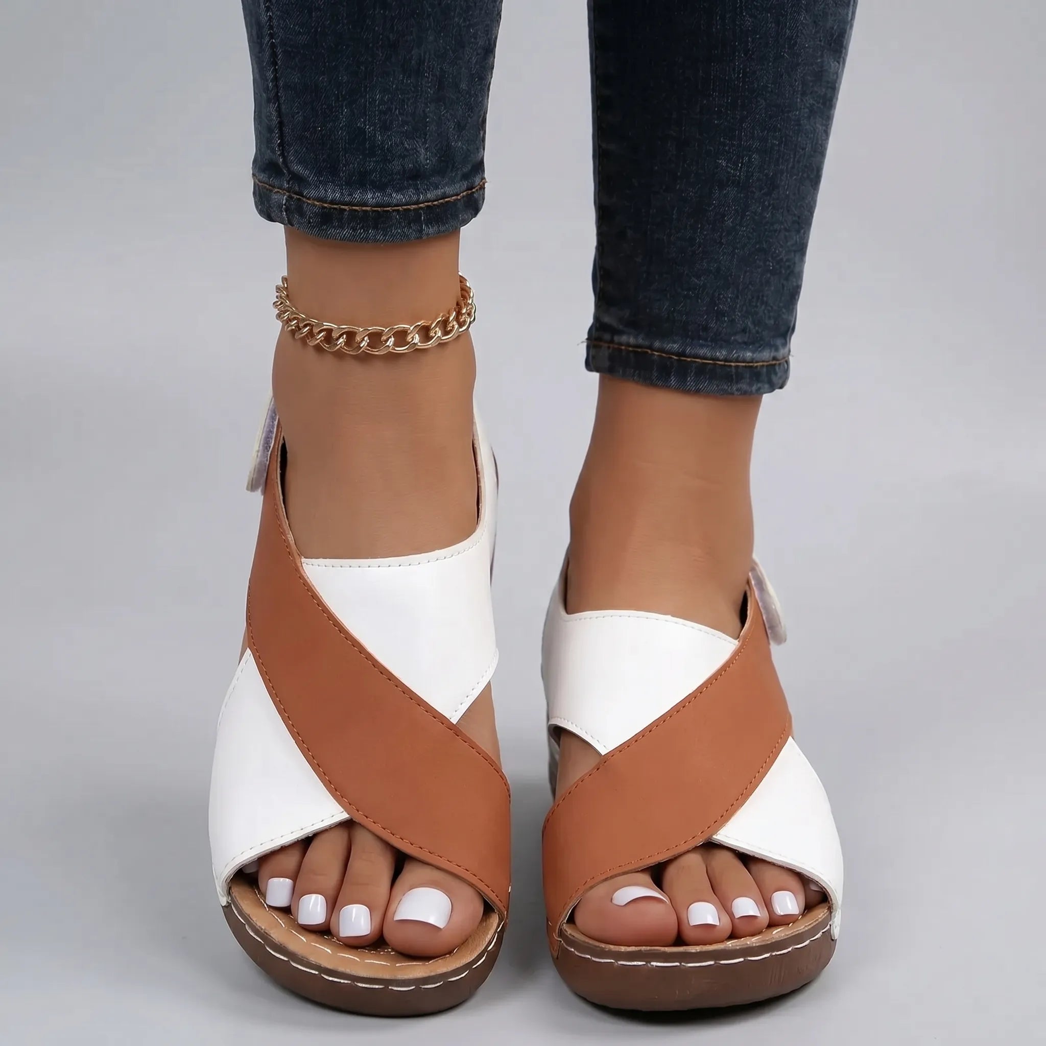 Keilsandalen mit zweifarbigem Kreuzriemen-Design, leichte Sommersandalen