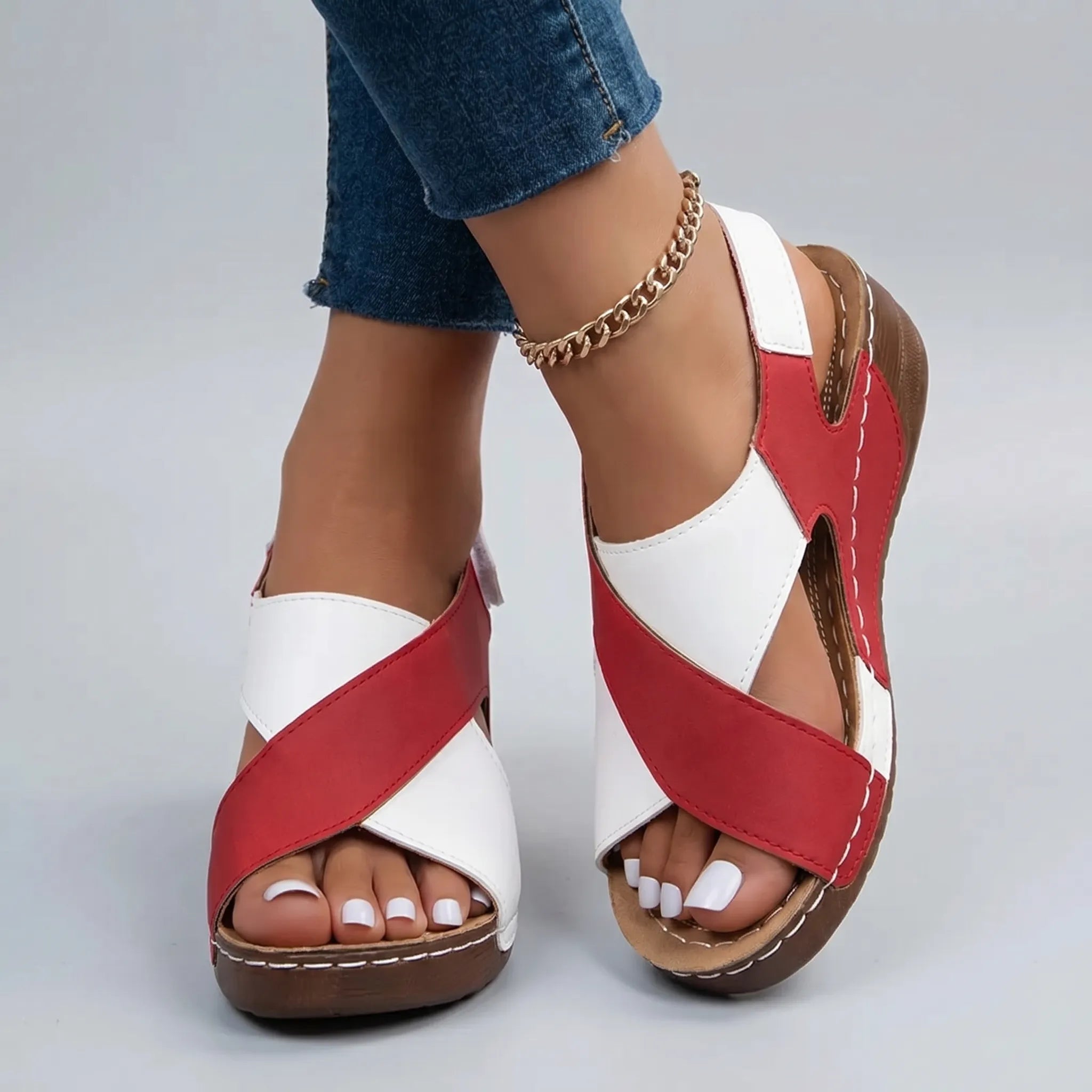 Keilsandalen mit zweifarbigem Kreuzriemen-Design, leichte Sommersandalen