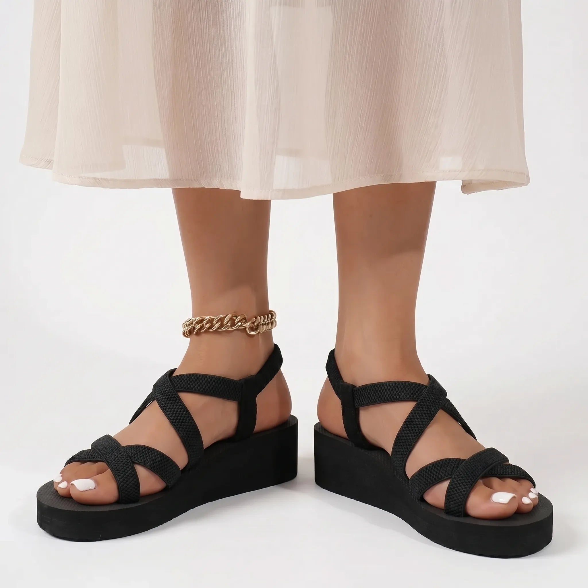 Plattformsandalen mit Kreuzriemen und elastischer Fersenkappe
