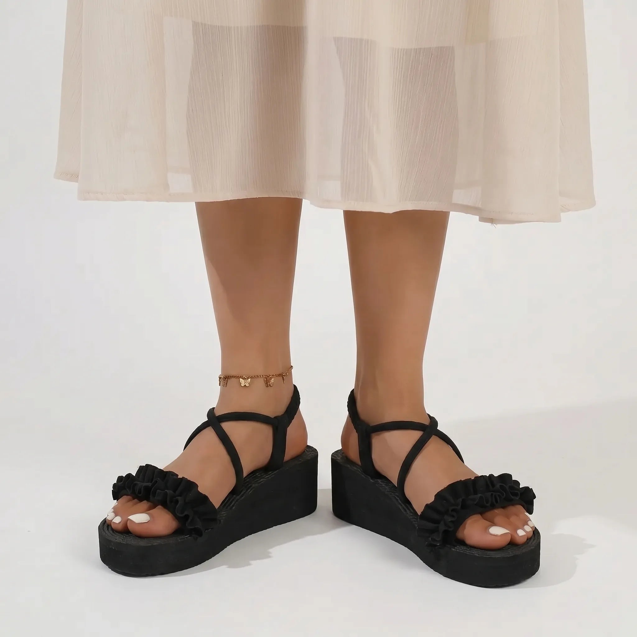 Plattformsandalen mit Kreuzriemen und elastischer Fersenkappe