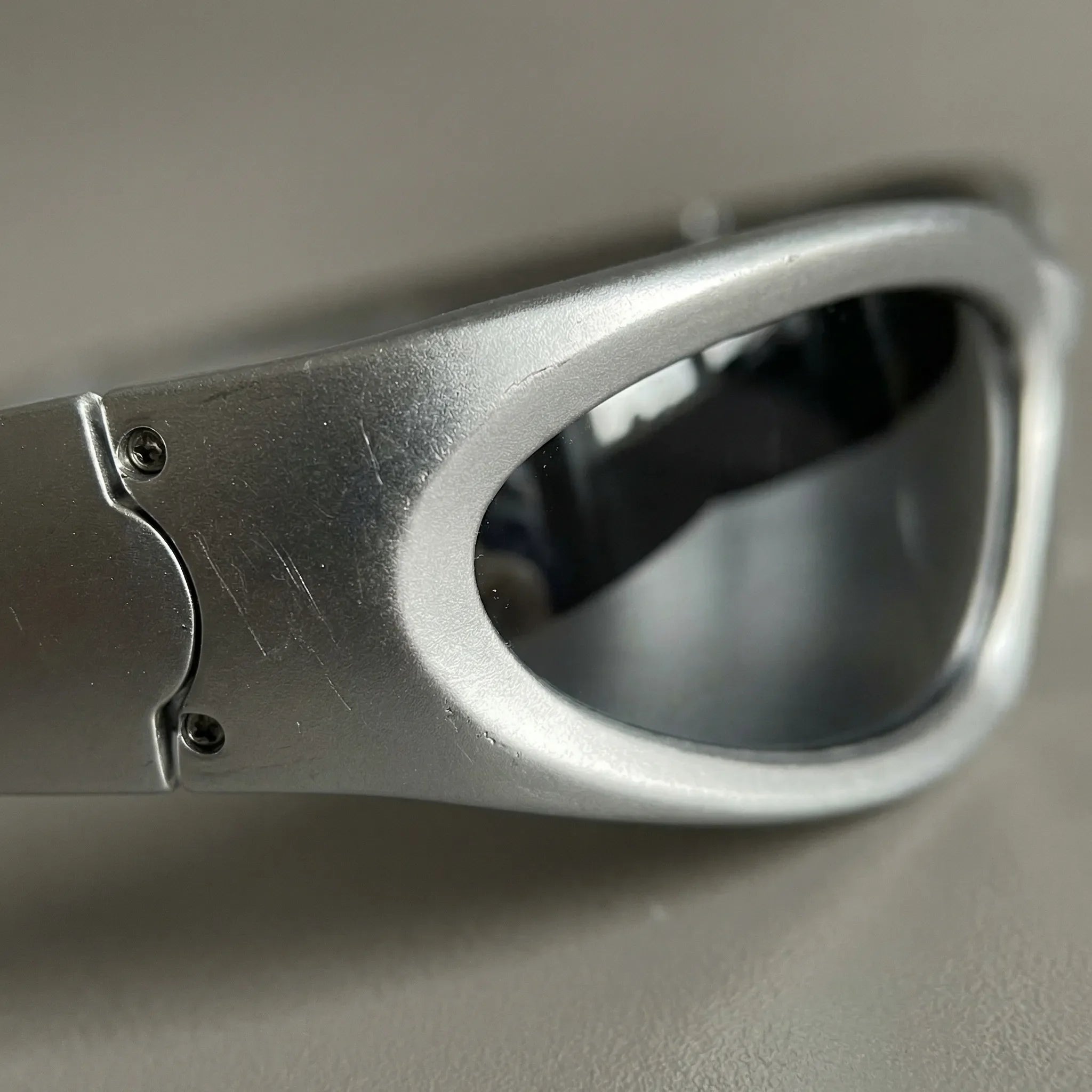 Wickelsonnenbrille UV400 mit Y2K Retro-Design und breiten ovalen Gläsern