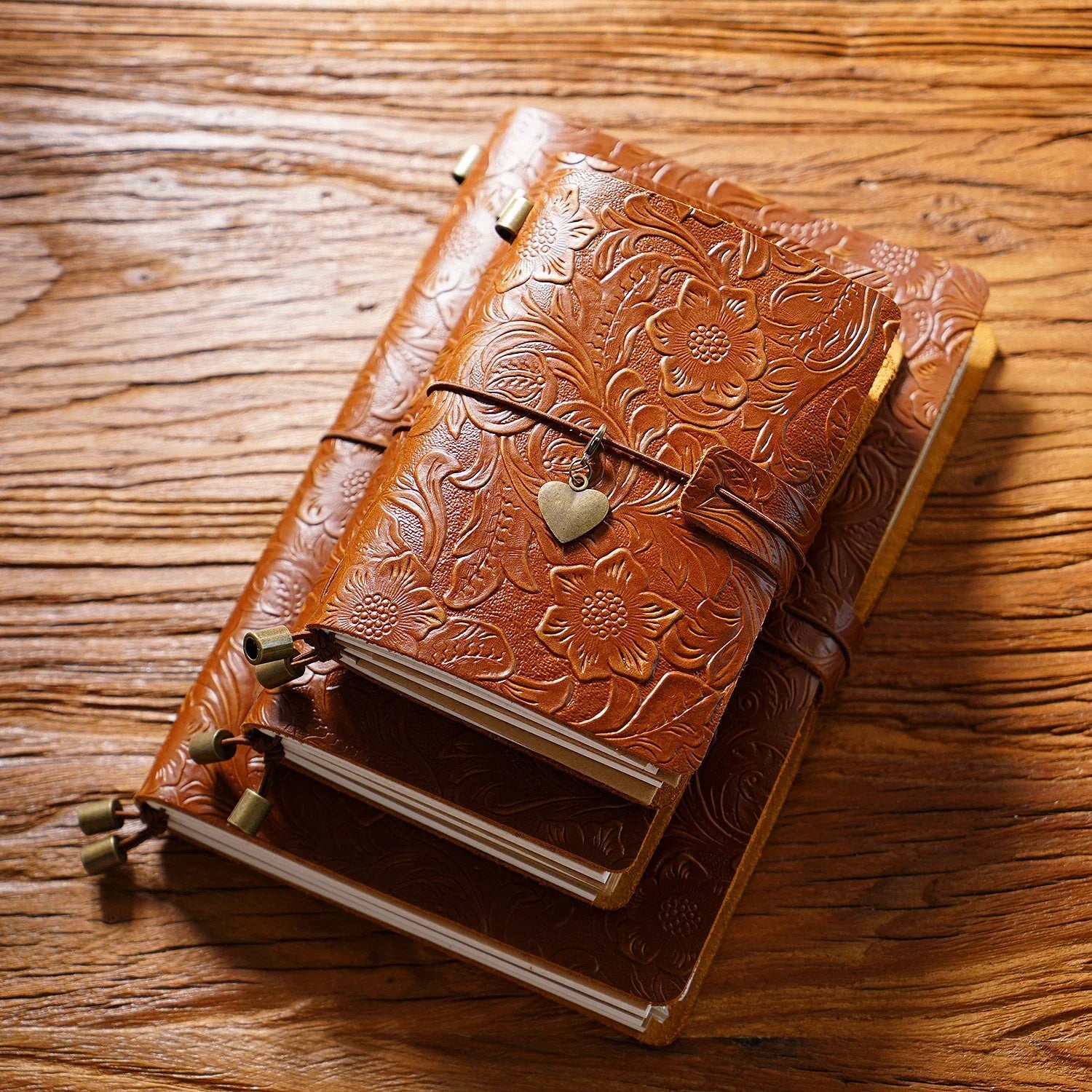 Reisetagebuch A5 mit geprägtem Vintage-Cover und Wickelverschluss