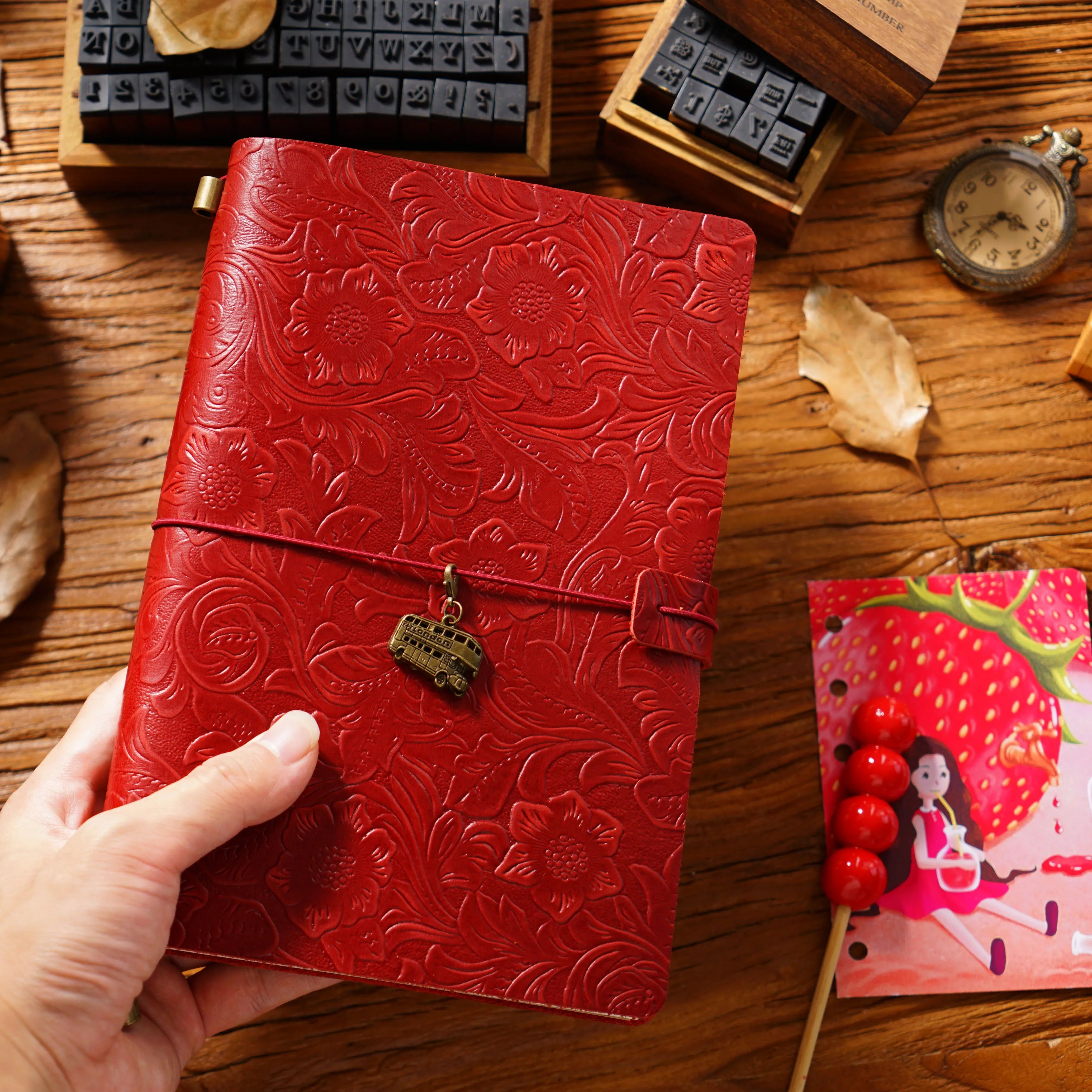 Reisetagebuch A5 mit geprägtem Vintage-Cover und Wickelverschluss