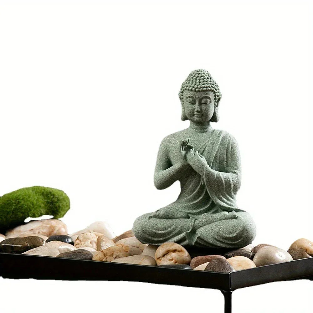 Drei kleine Buddha-Figuren mit Meditationshaltungen und Salbeigrün-Steinfinish