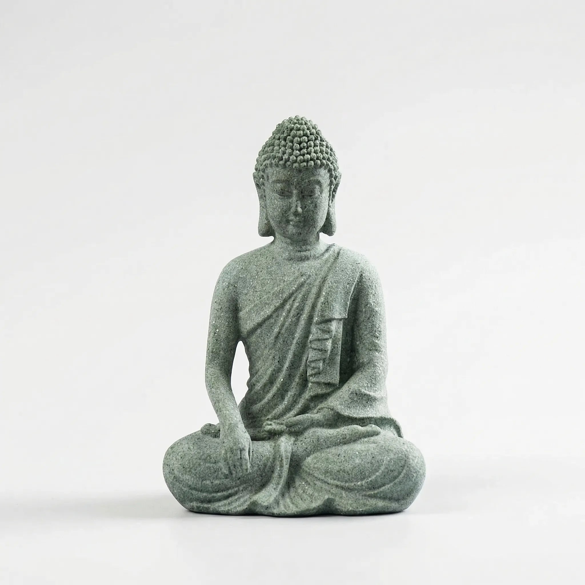 Drei kleine Buddha-Figuren mit Meditationshaltungen und Salbeigrün-Steinfinish