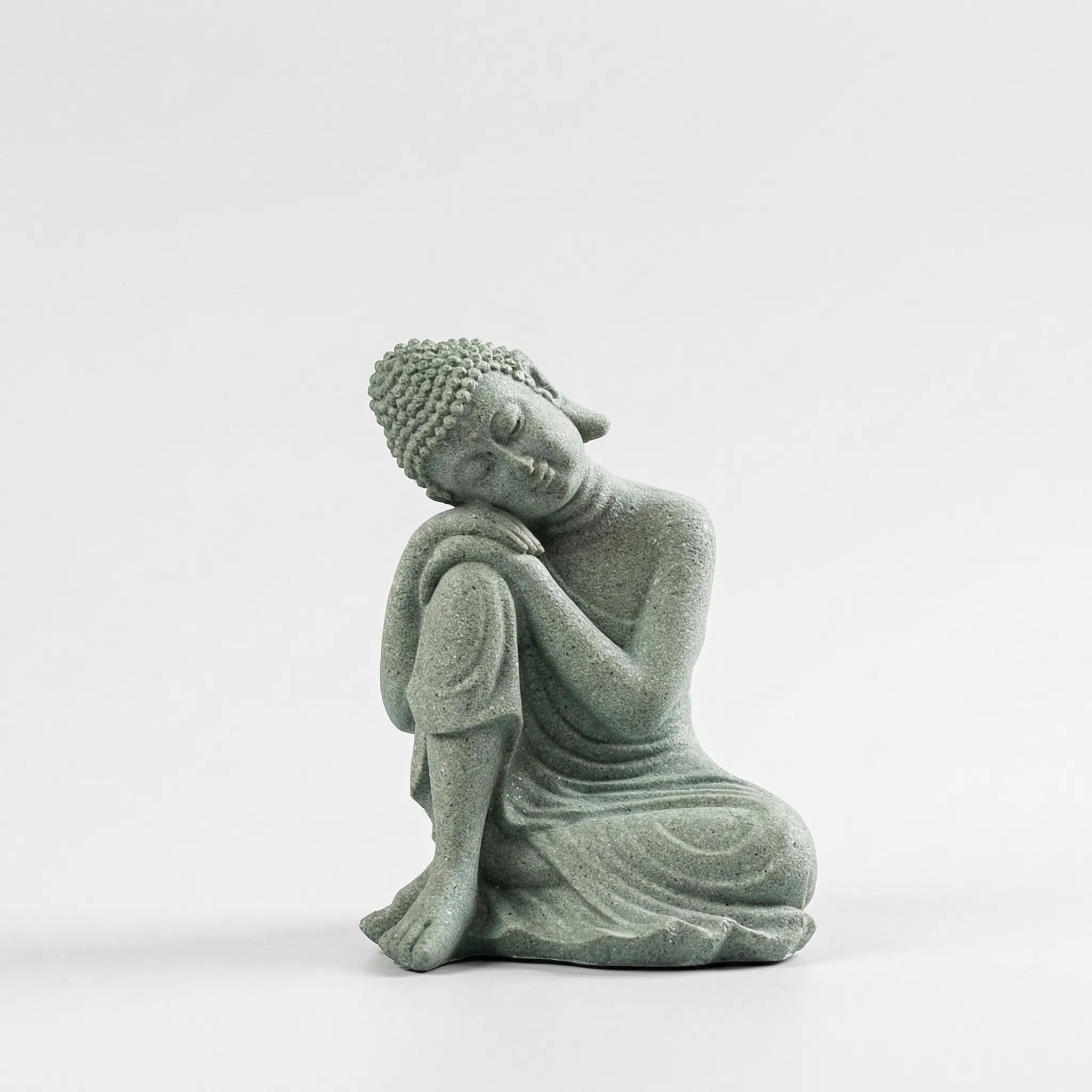 Drei kleine Buddha-Figuren mit Meditationshaltungen und Salbeigrün-Steinfinish