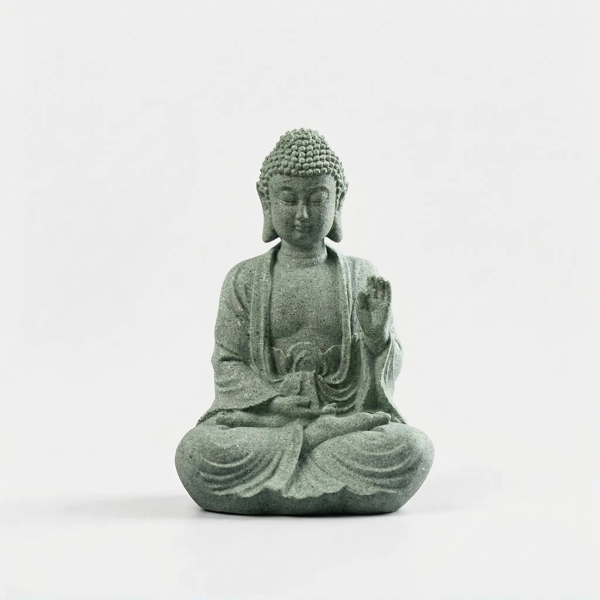 Drei kleine Buddha-Figuren mit Meditationshaltungen und Salbeigrün-Steinfinish