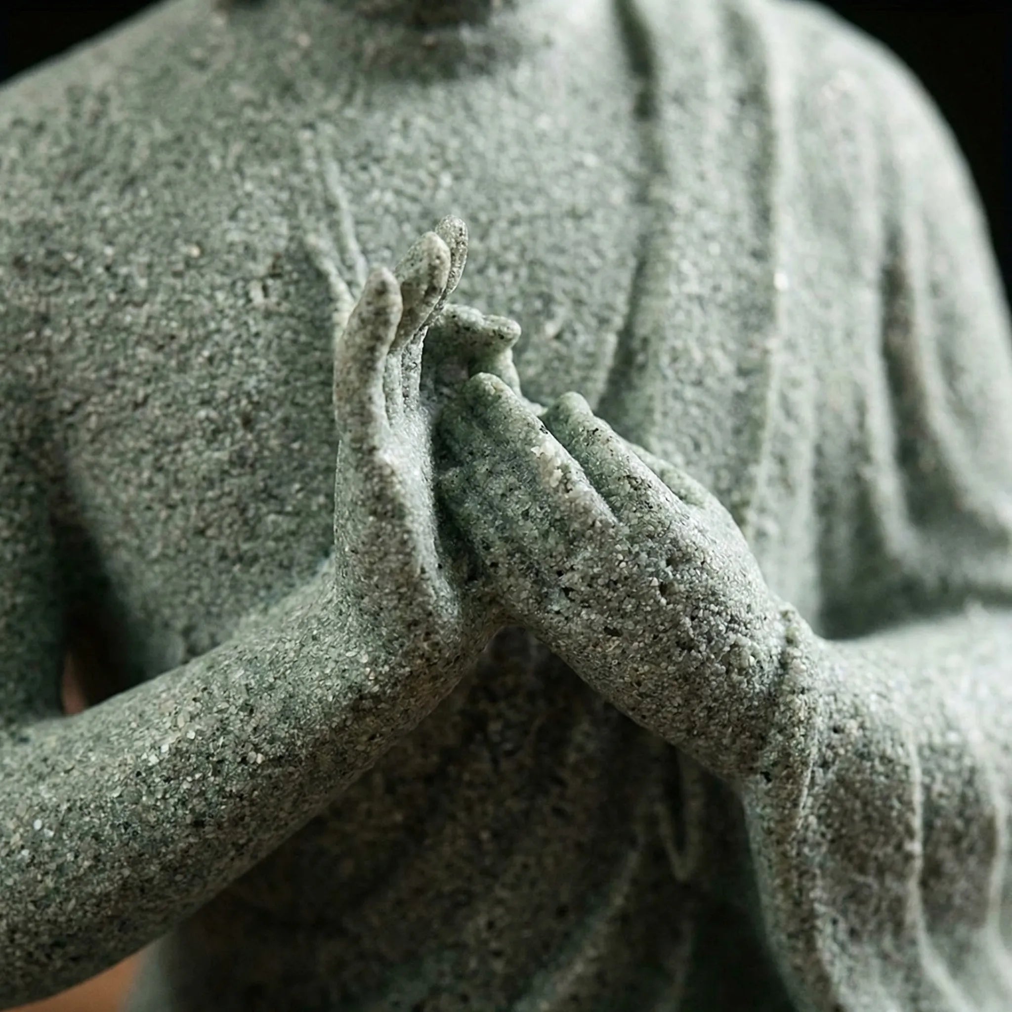 Drei kleine Buddha-Figuren mit Meditationshaltungen und Salbeigrün-Steinfinish