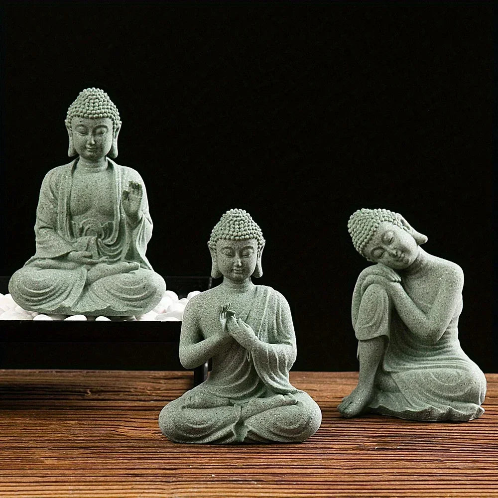 Drei kleine Buddha-Figuren mit Meditationshaltungen und Salbeigrün-Steinfinish