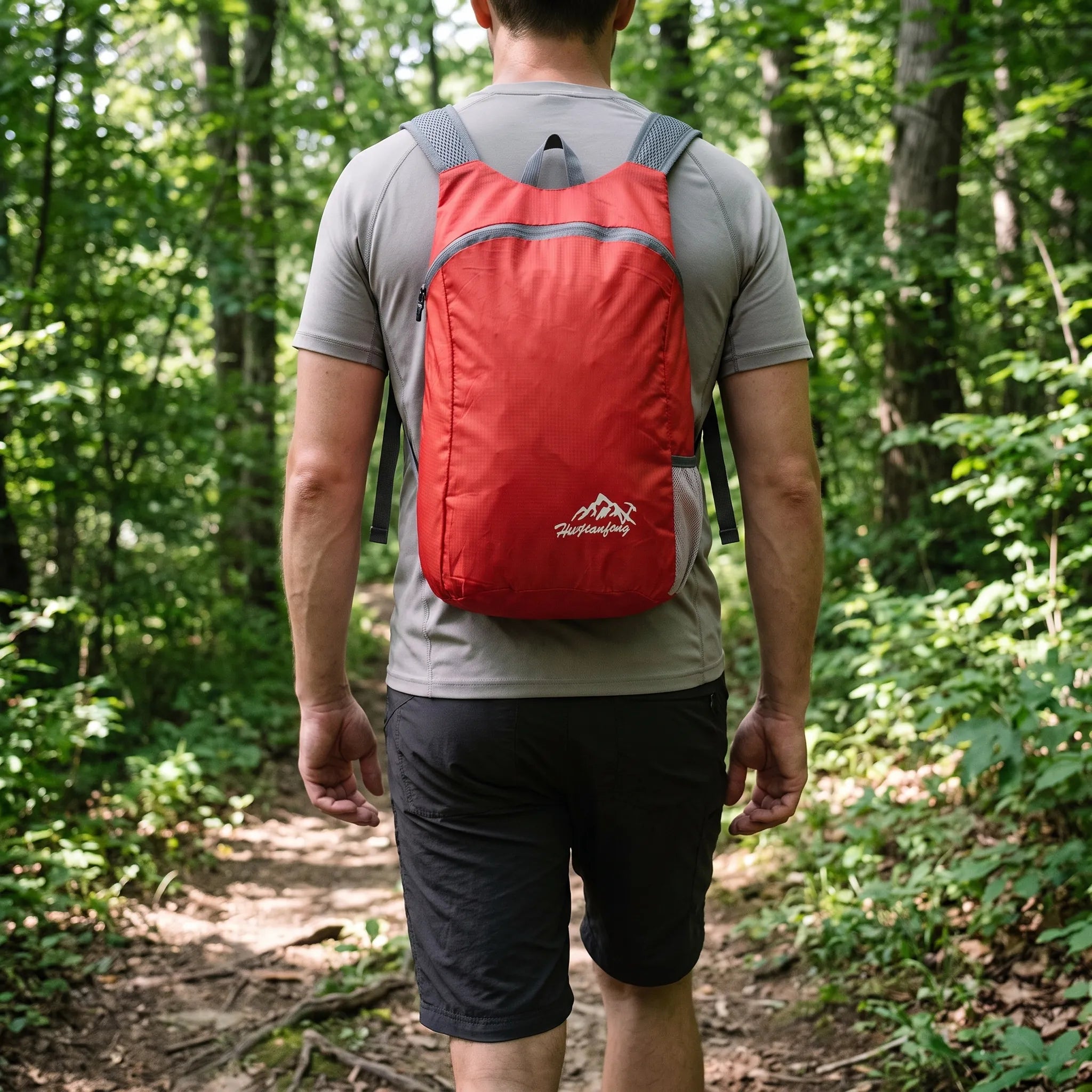 Ultraleichter faltbarer Tagesrucksack mit wasserabweisender Außenseite und atmungsaktiven Mesh-Gurten