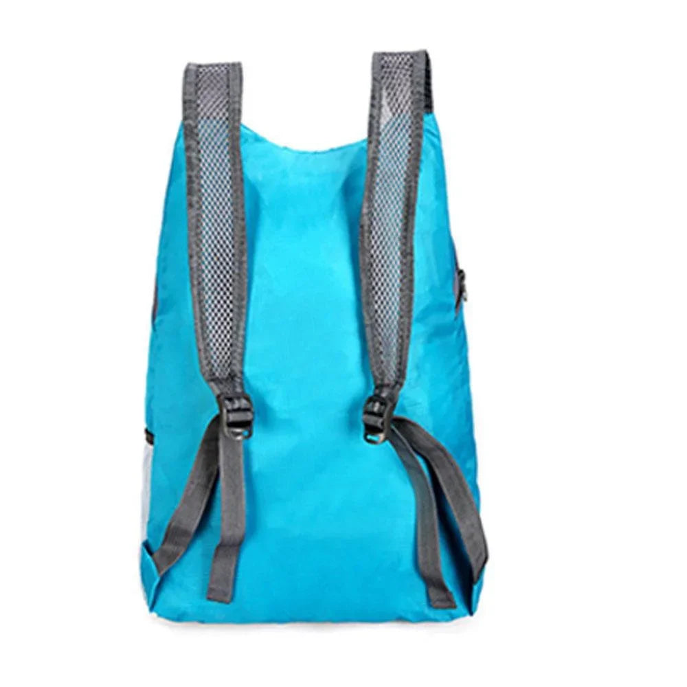 Ultraleichter faltbarer Tagesrucksack mit wasserabweisender Außenseite und atmungsaktiven Mesh-Gurten