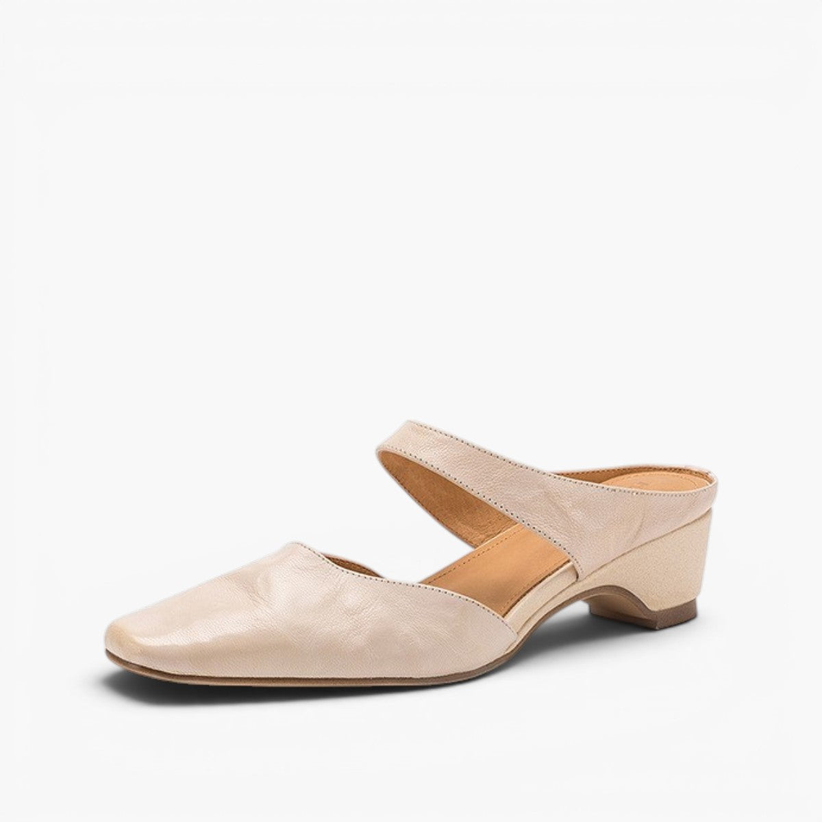 Amelie Ledermules mit quadratischer Zehenpartie