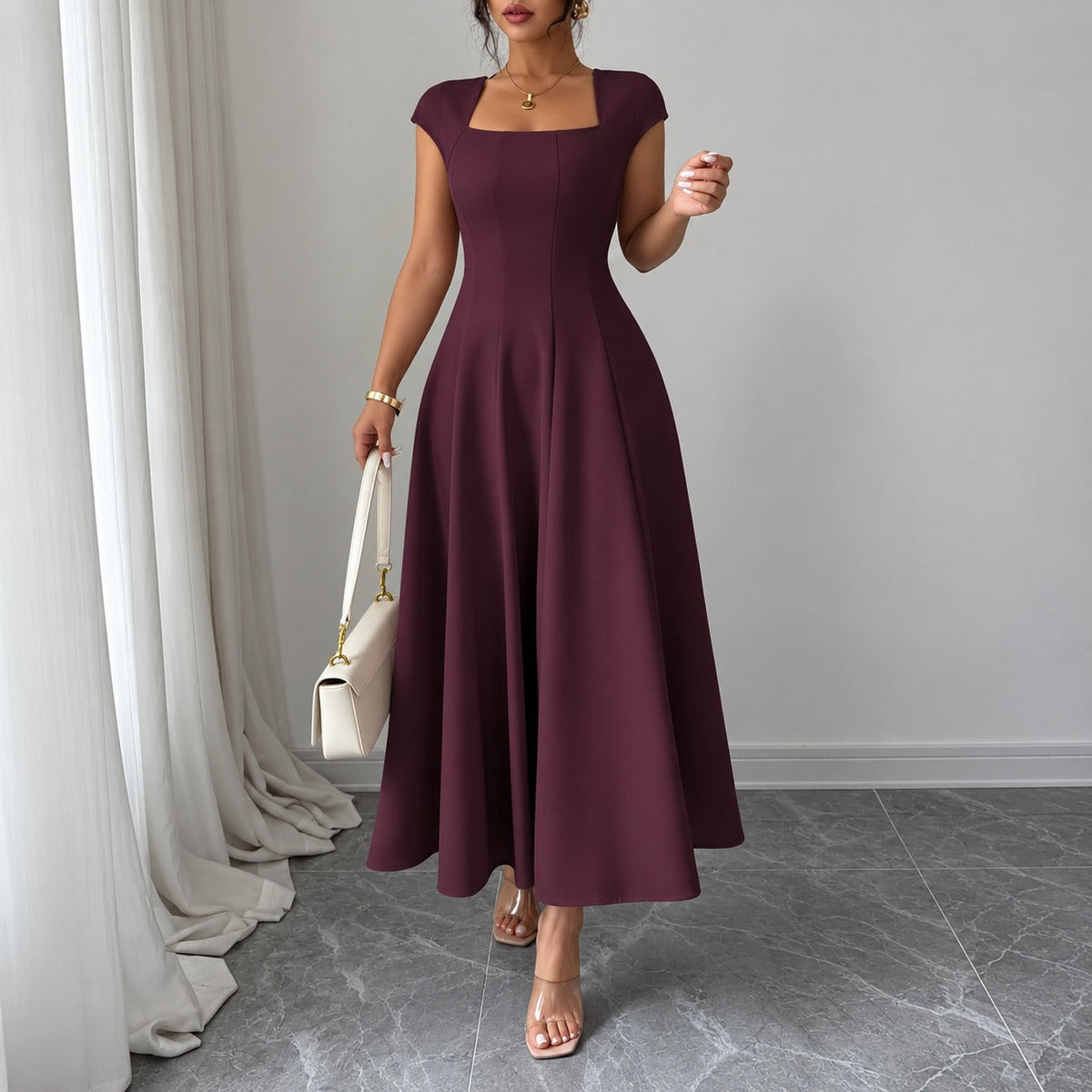 Kleid mit quadratischem Ausschnitt und ausgestelltem Rock