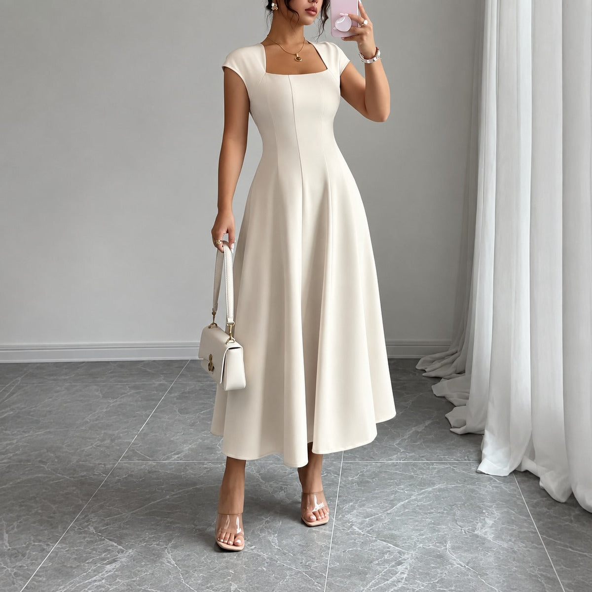 Kleid mit quadratischem Ausschnitt und ausgestelltem Rock