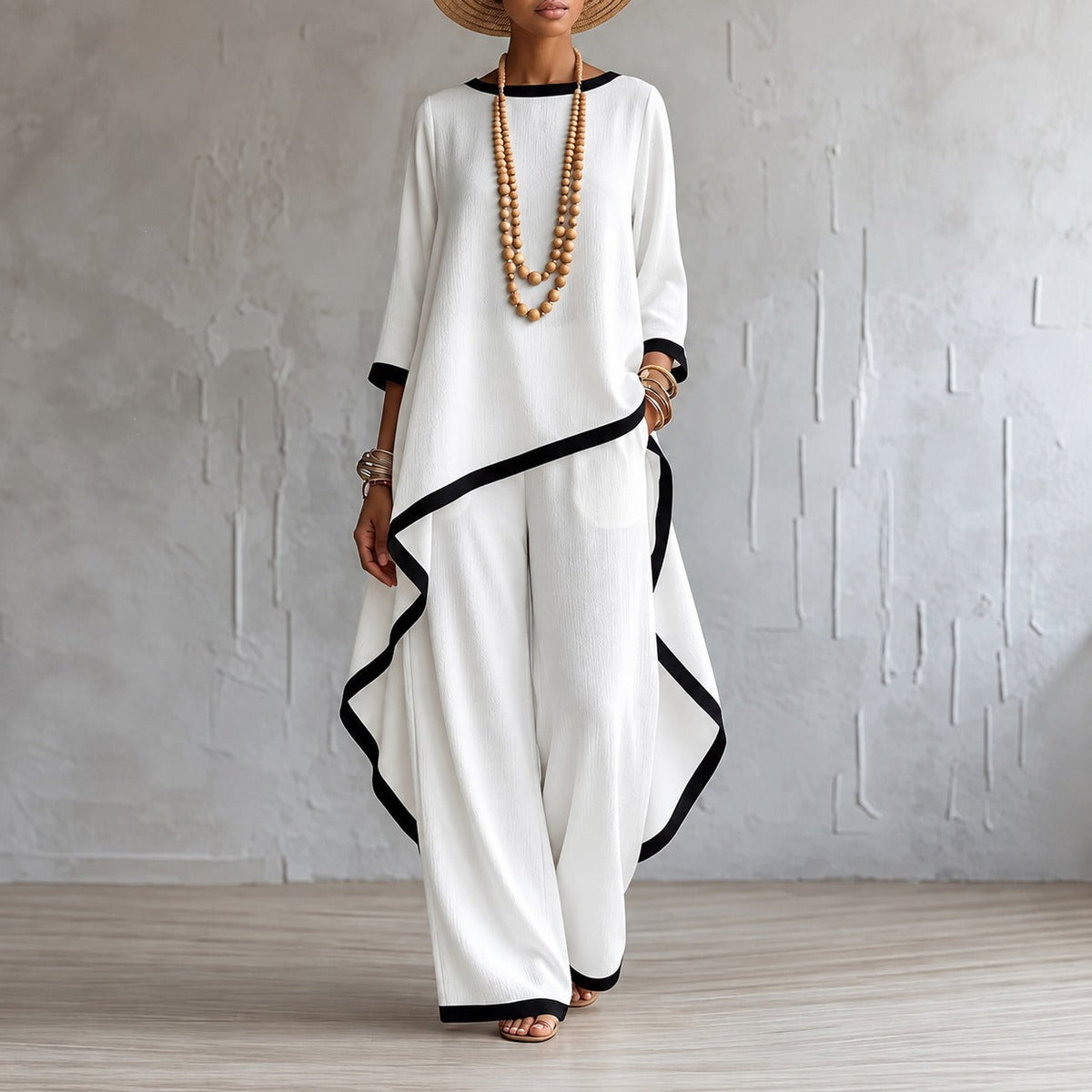 Set mit asymmetrischer Bluse, Bundfaltenhose und kontrastierenden Details