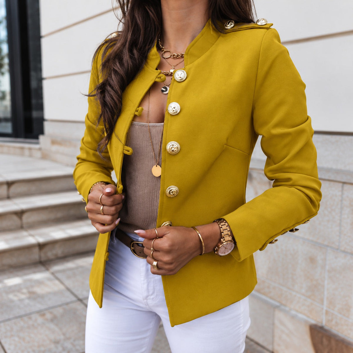 Jacke mit strukturiertem Kragen, Knopfverschluss vorne und Schulterdetails