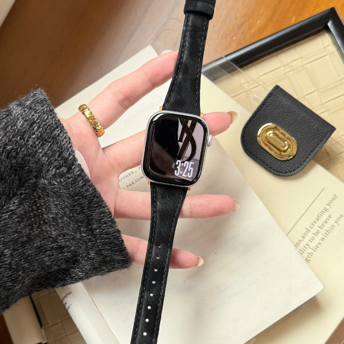 Armband aus Spaltleder für Apple Watch, glatte Oberfläche, Dornschließe, Modell Mathilda