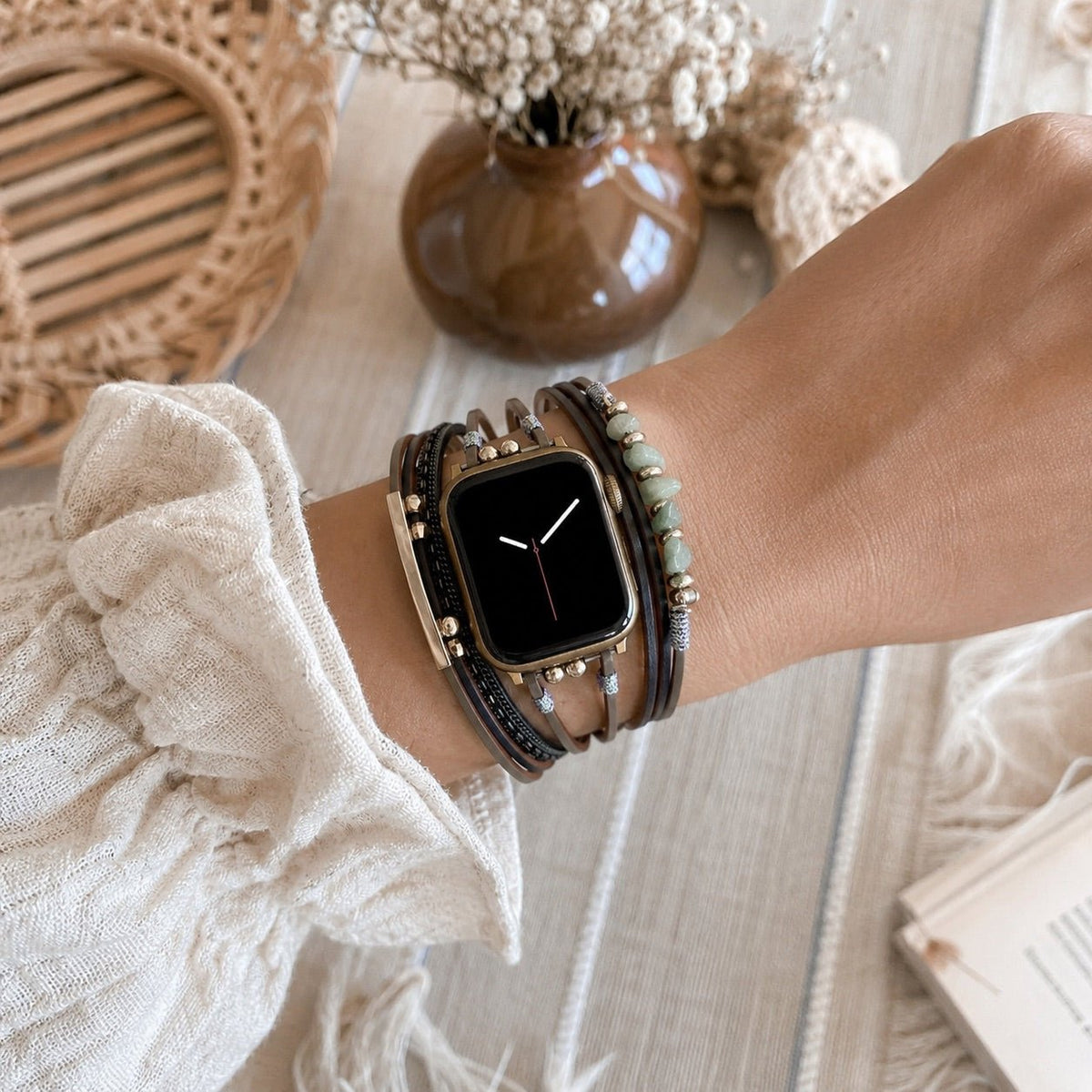 Damen-Uhrenarmband mit mehreren Kordeln, goldenen Details und grünen Steinen, elegantes Handgelenk-Accessoire