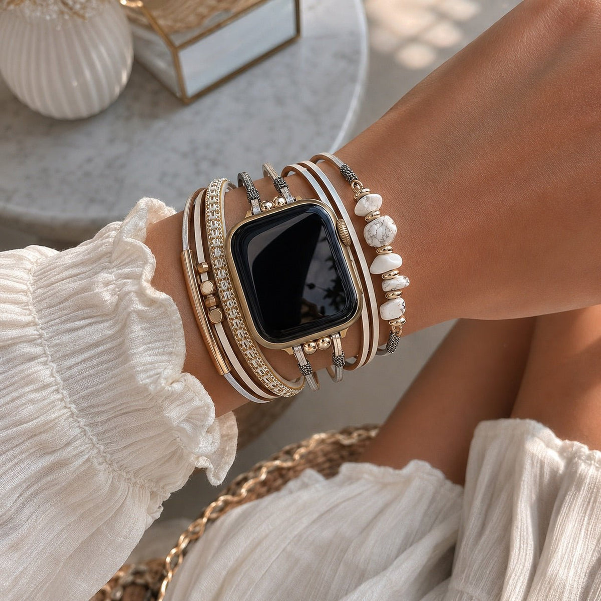 Damen-Uhrenarmband mit mehreren Kordeln, goldenen Details und grünen Steinen, elegantes Handgelenk-Accessoire