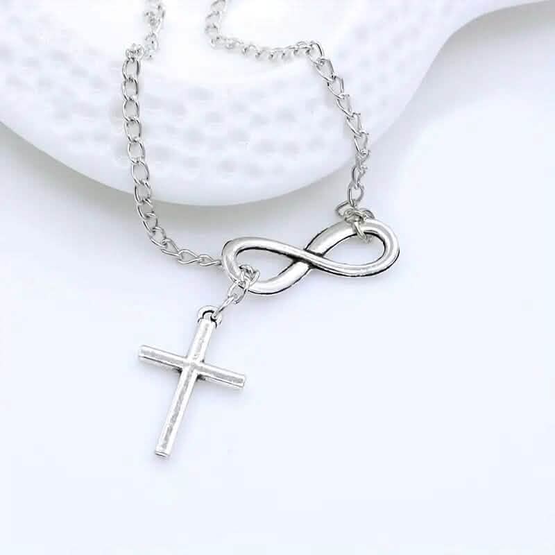 Schicke Vintage-inspirierte Infinity-Kreuz-Anhänger-Halskette