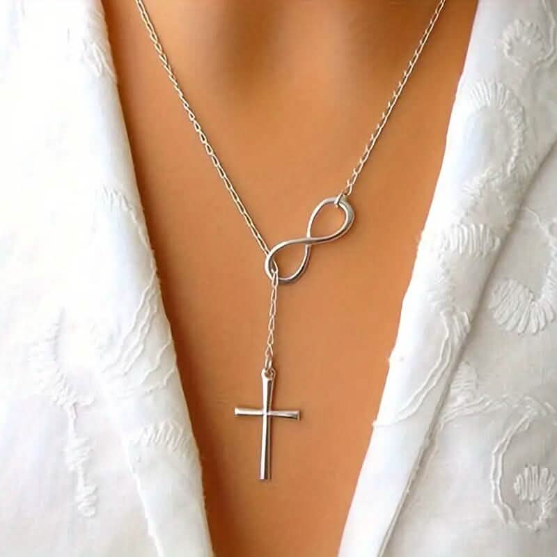 Schicke Vintage-inspirierte Infinity-Kreuz-Anhänger-Halskette