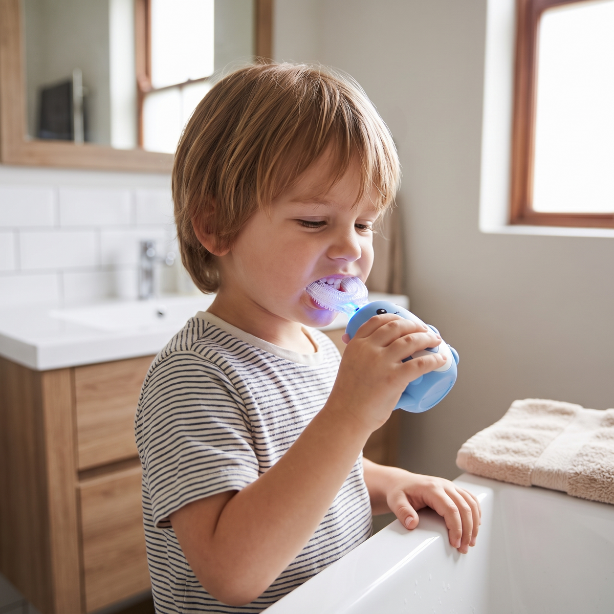 Elektrische Kinderzahnbürste mit U-förmigem Silikonkopf