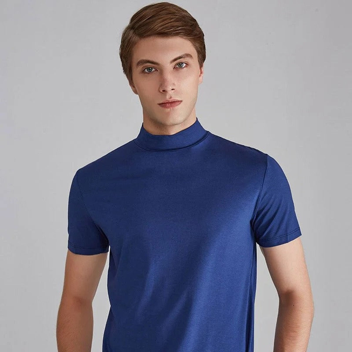 Herren Kurzarm-Stehkragen-T-Shirt mit einfarbigem Design