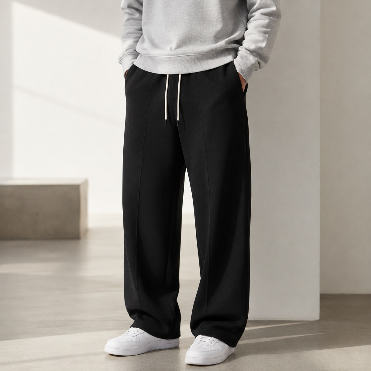 Locker sitzende und lange Jogginghose