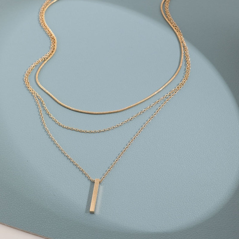 Elegante mehrschichtige Halskette mit zartem Anhänger