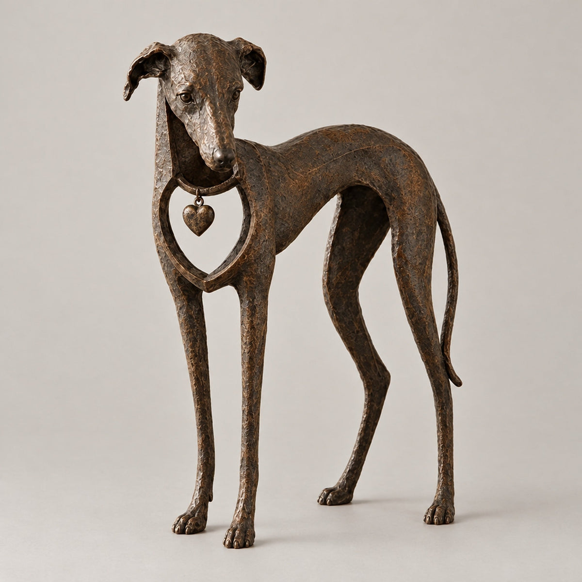 Windhundskulptur aus antikem braunem Harz mit Herzanhänger – 22 cm
