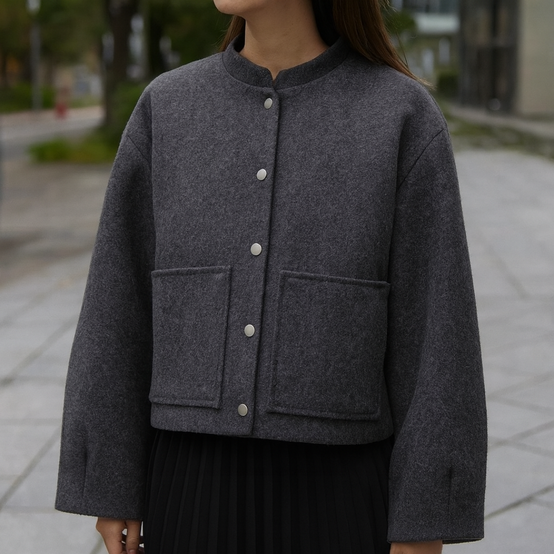 Mantel Damen kurz mit 3D-Schnitt & aufgesetzten Taschen – NovaForm Jacket