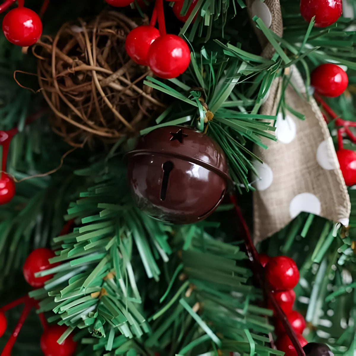 Umgedrehter Weihnachtsbaum-Türschmuck mit Schleifen und Beeren, 60 cm