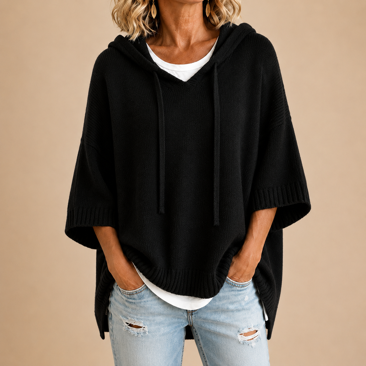 Poncho aus Strick mit Kapuze und Dreiviertelärmel