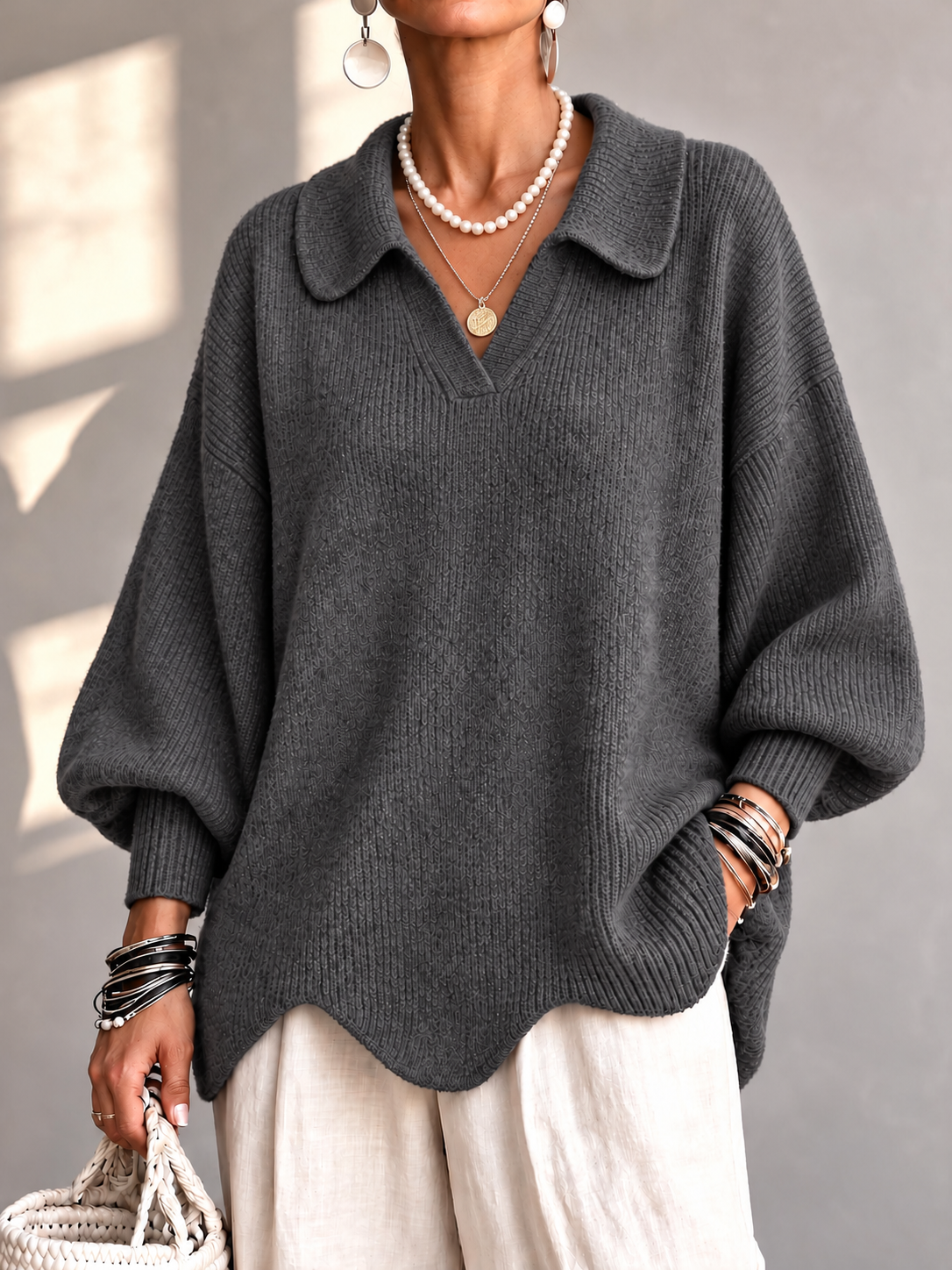 Eleganter Strickpullover mit Kragen und Wellensaum