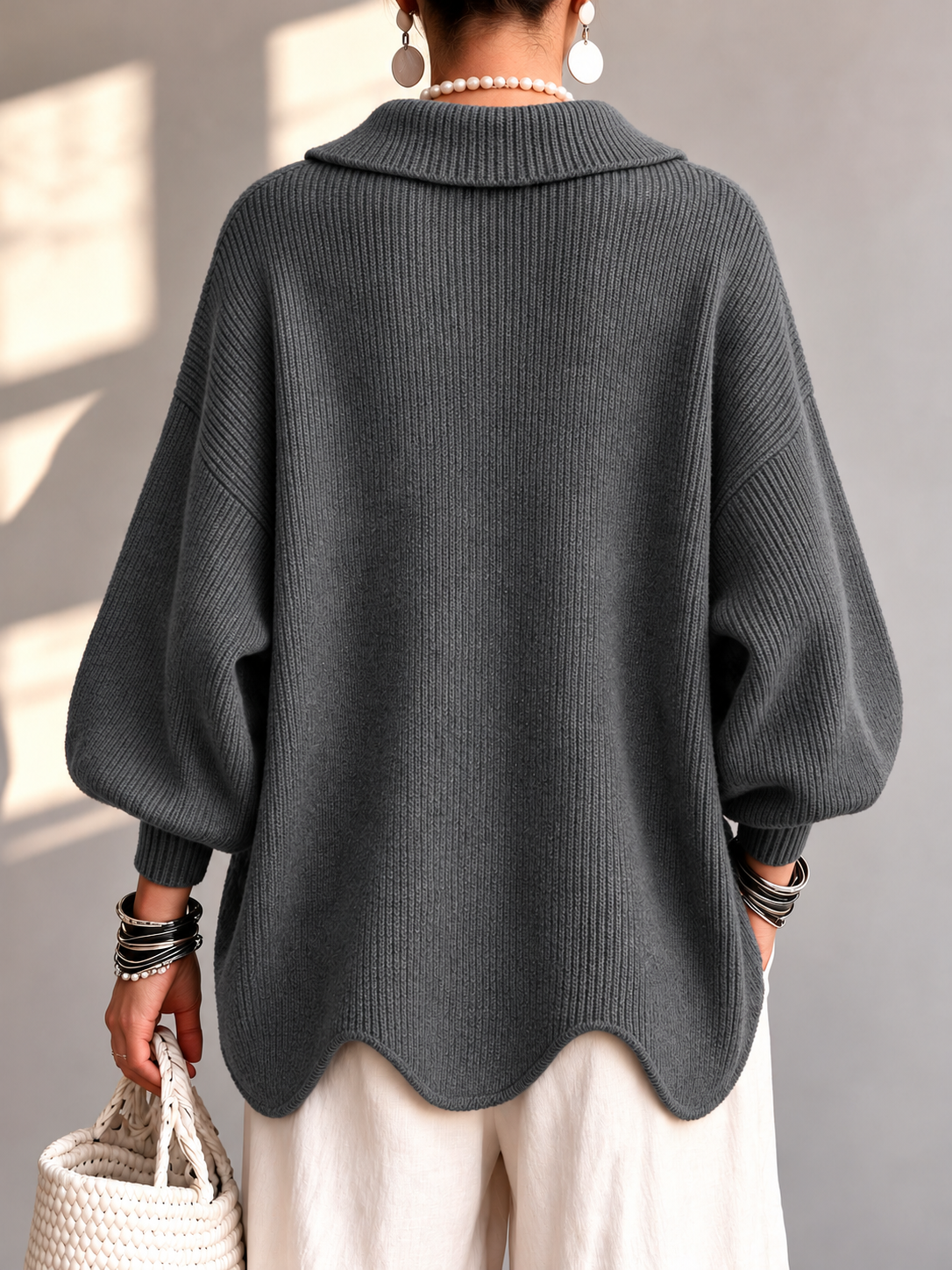Eleganter Strickpullover mit Kragen und Wellensaum