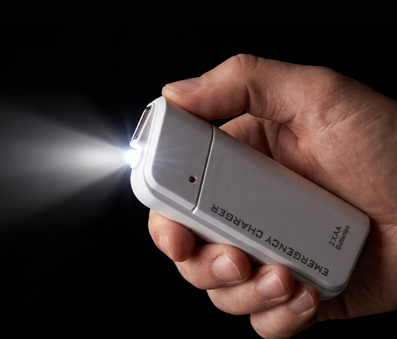 Tragbares Notladegerät mit AA-Batterien – USB-Aufladung, kompakt und mit LED-Taschenlampe – perfekt für Reisen, Pendelverkehr und Stromausfall