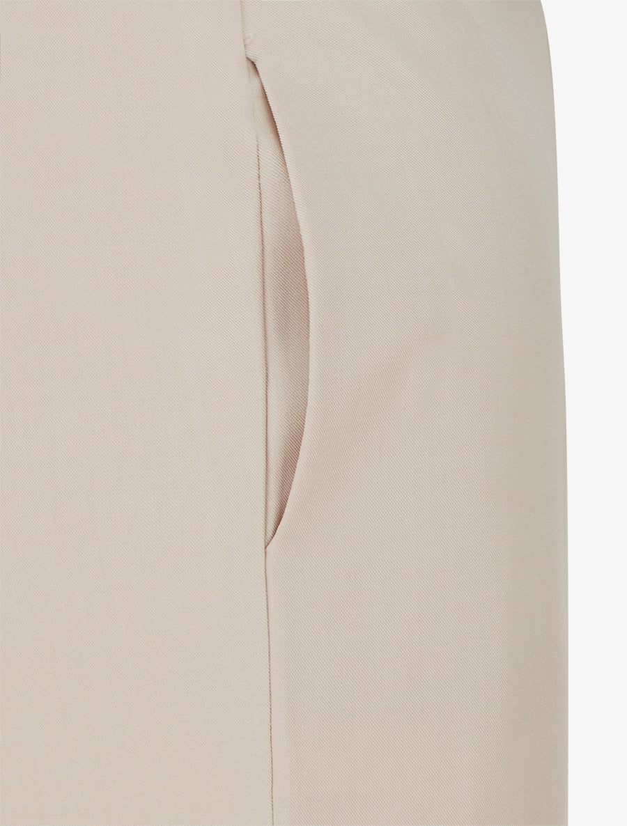 Gerade Hose mit hohem Bund und Gürtel