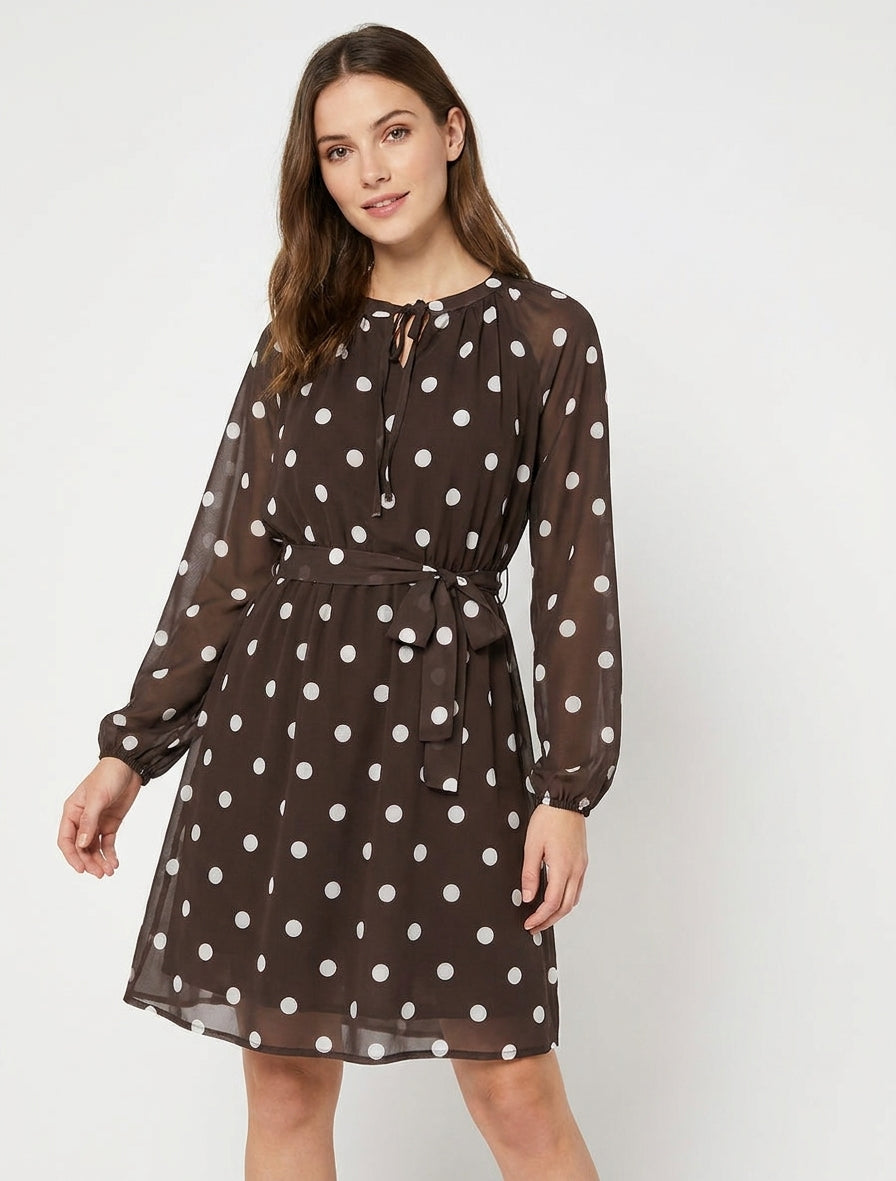 Fließendes Kleid mit Punkten zum Binden