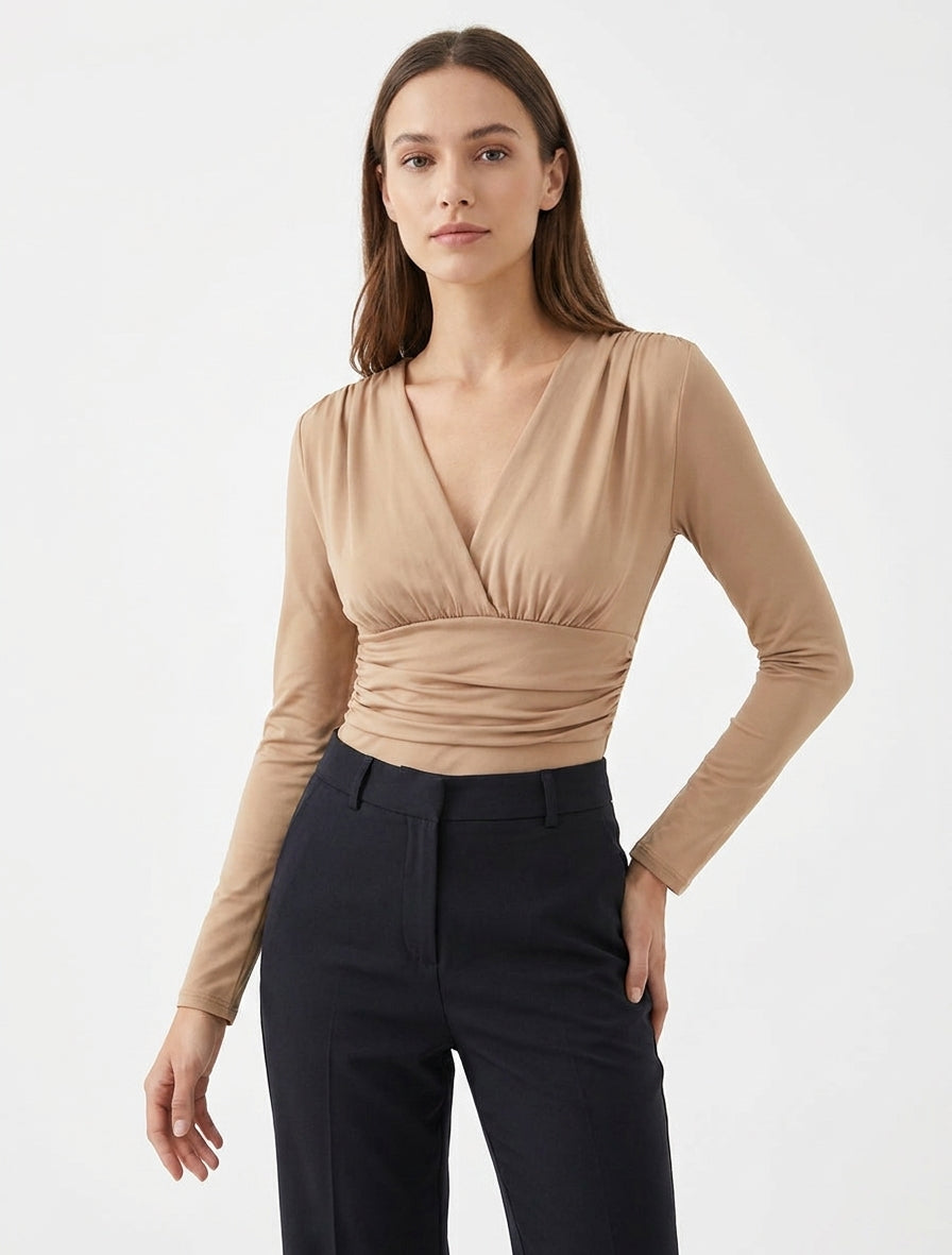 Body mit Wickelausschnitt und plissierter Taille - Helles Kamel