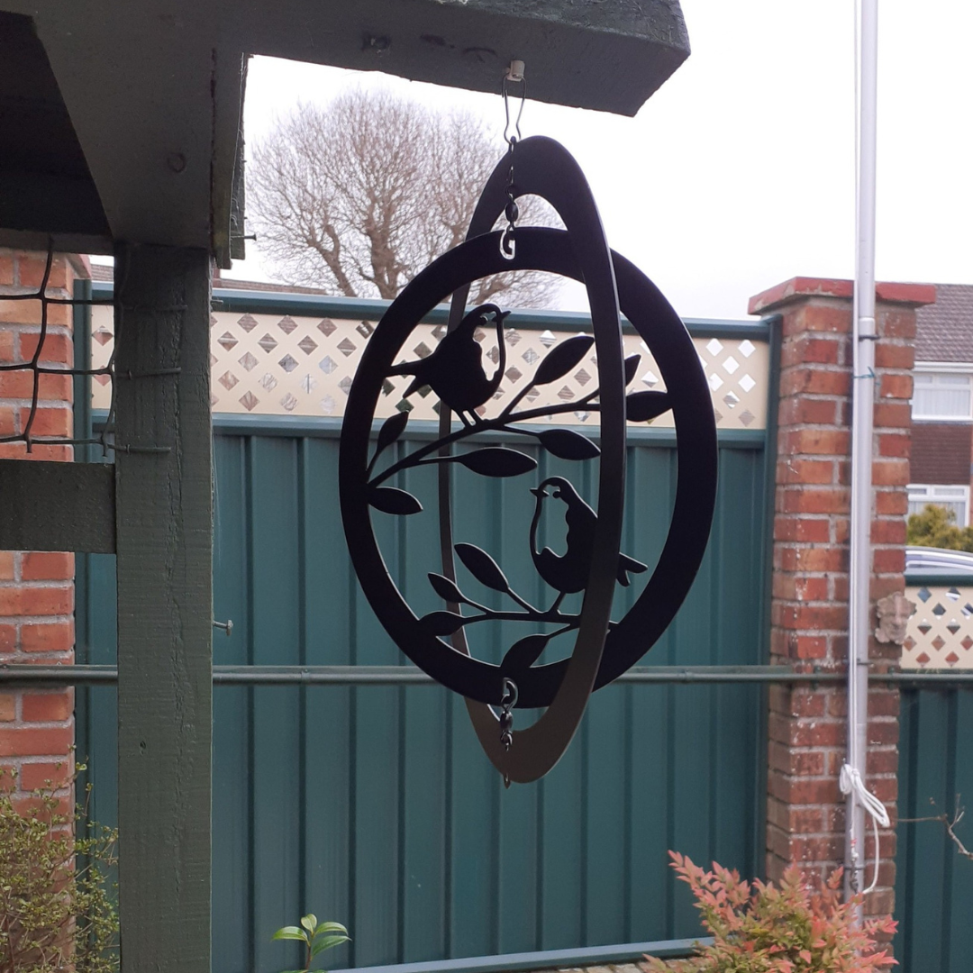 Zwei Rotkehlchen hängender Silhouetten-Orbit-Spinner