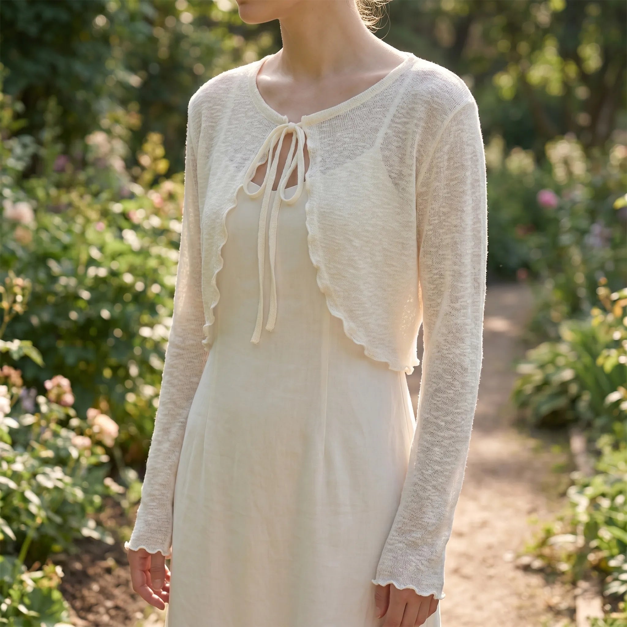 Kurze Strickjacke mit durchsichtigem Strickgewebe und Schnurbindung