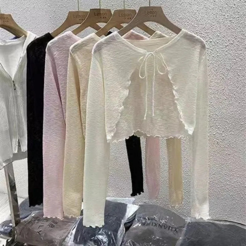 Kurze Strickjacke mit durchsichtigem Strickgewebe und Schnurbindung