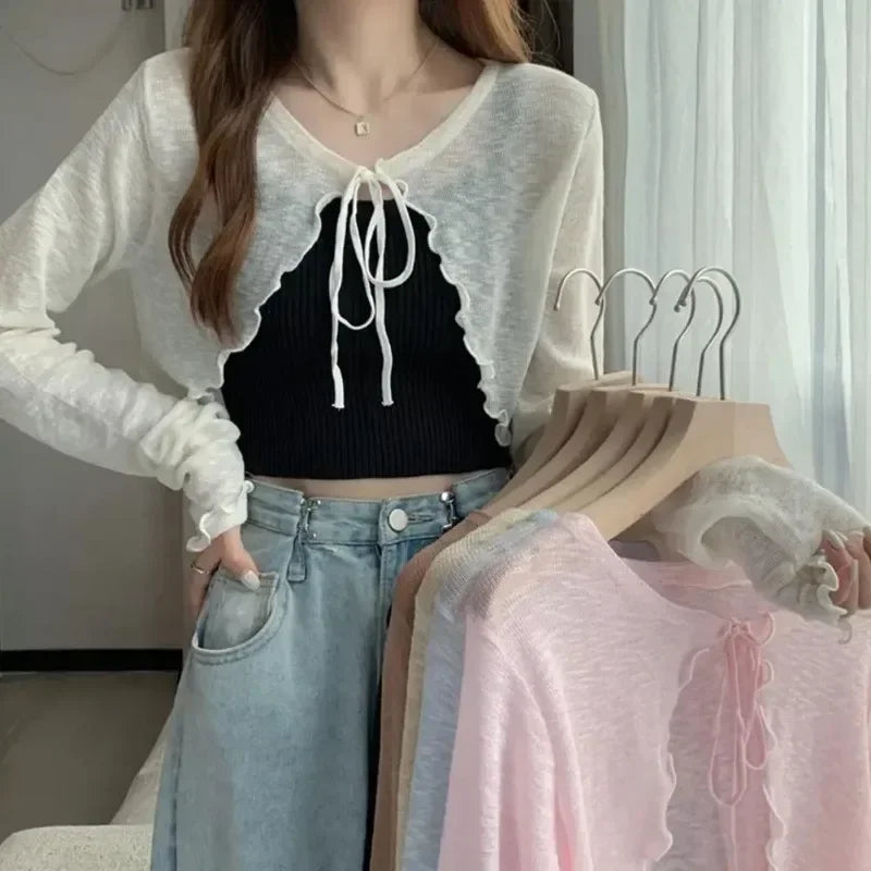Kurze Strickjacke mit durchsichtigem Strickgewebe und Schnurbindung