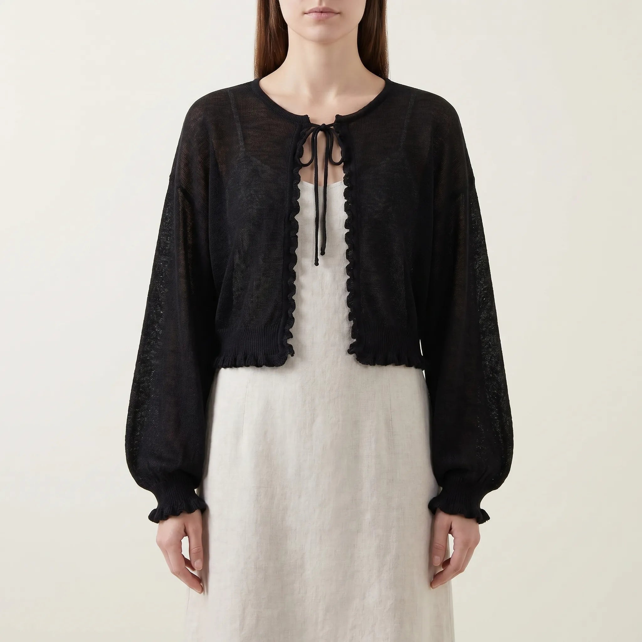 Kurze Strickjacke mit durchsichtigem Strickgewebe und Schnurbindung