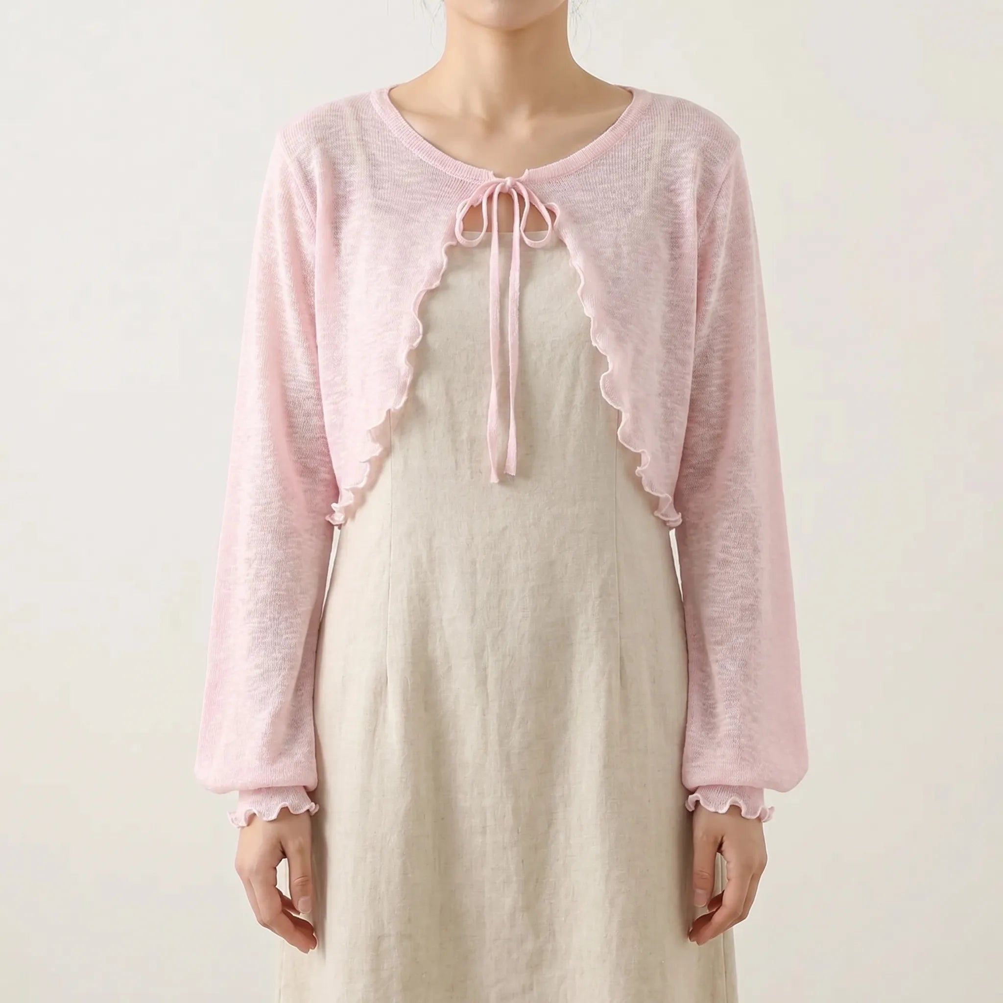 Kurze Strickjacke mit durchsichtigem Strickgewebe und Schnurbindung