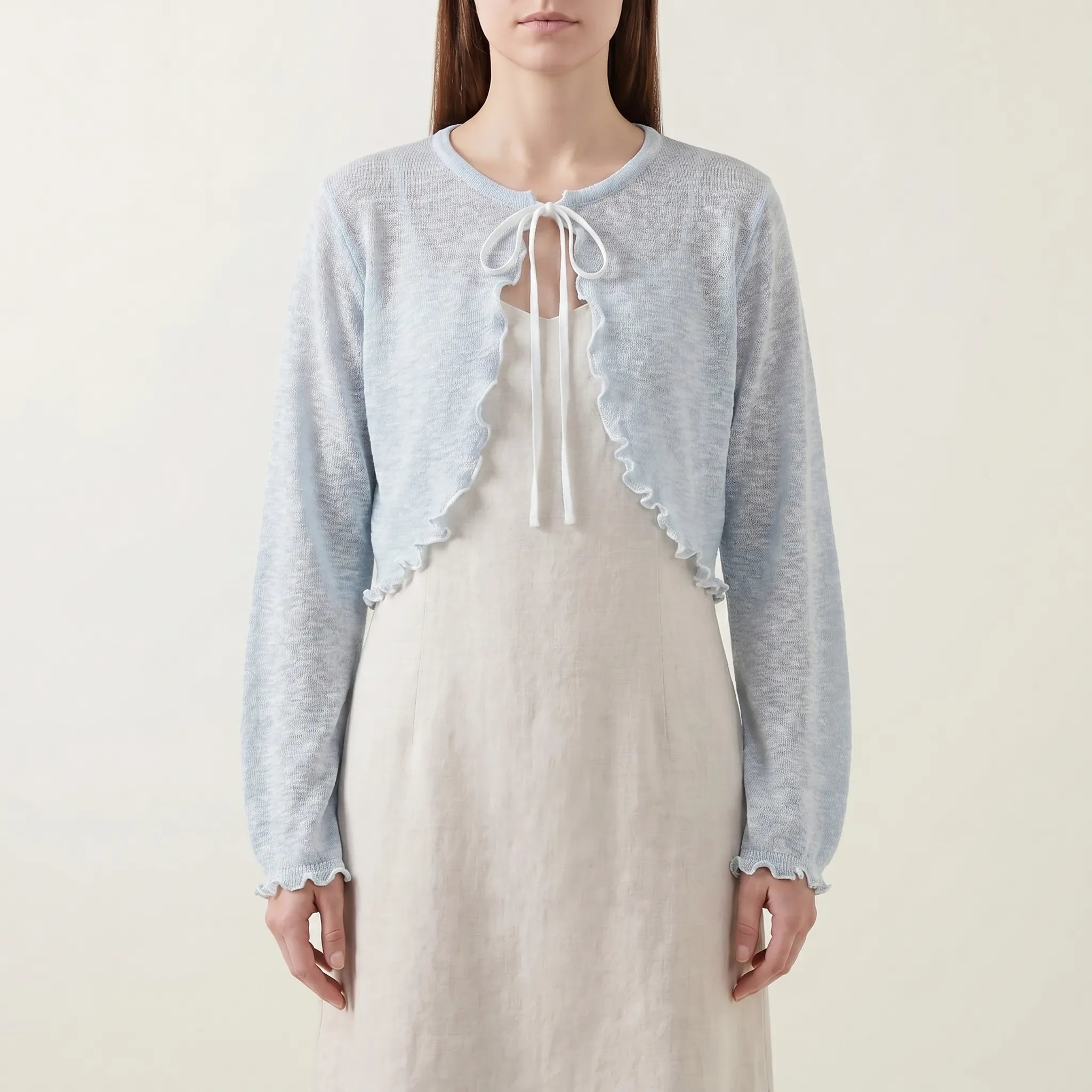 Kurze Strickjacke mit durchsichtigem Strickgewebe und Schnurbindung