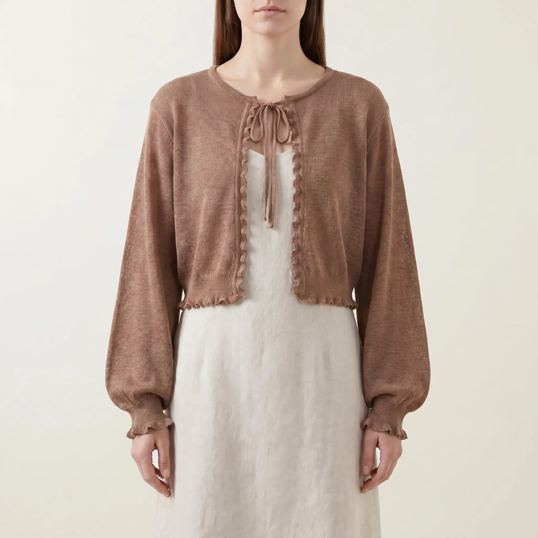 Kurze Strickjacke mit durchsichtigem Strickgewebe und Schnurbindung