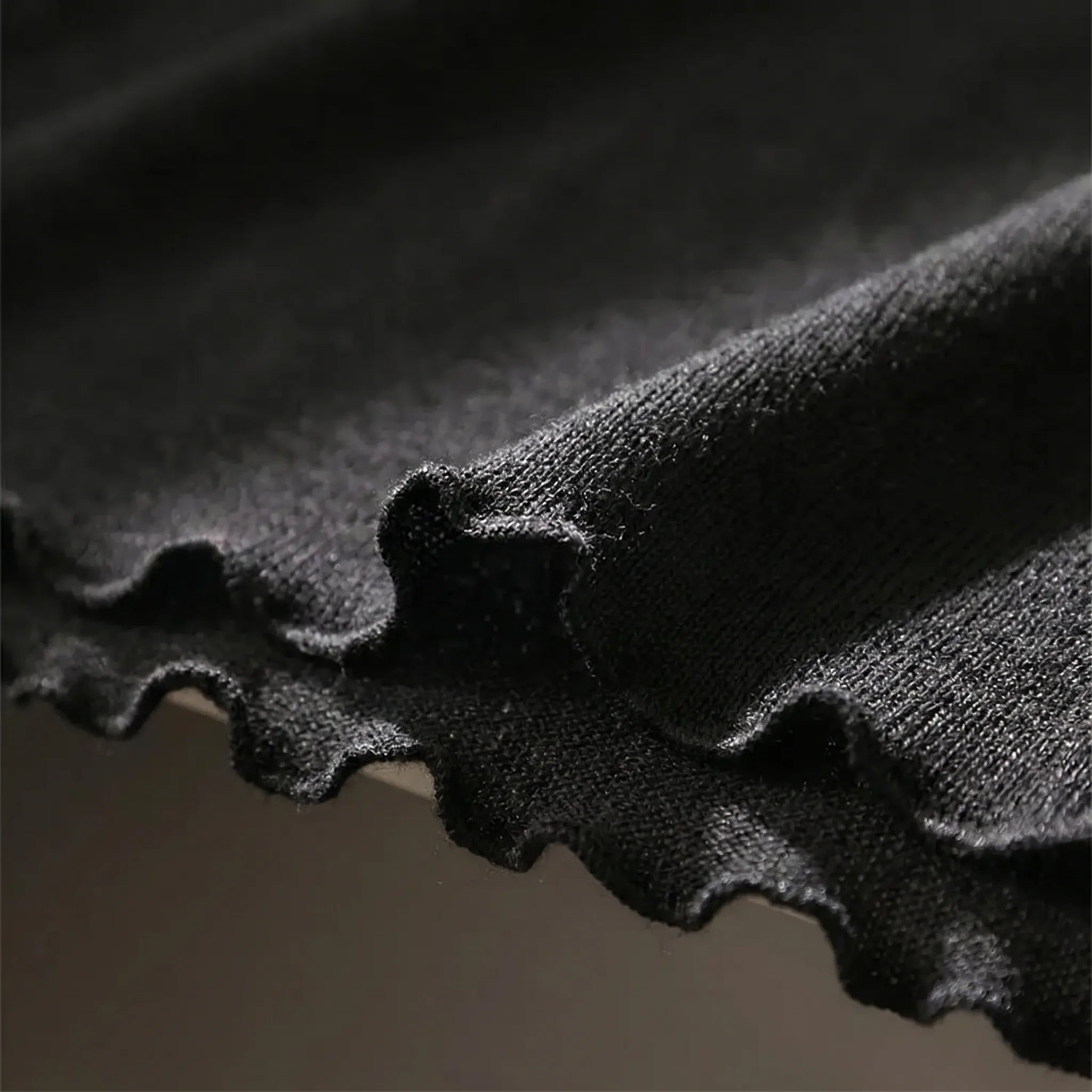 Kurze Strickjacke mit durchsichtigem Strickgewebe und Schnurbindung