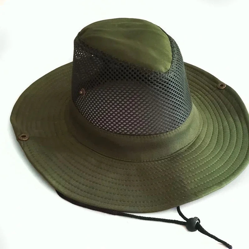Breitrandiger Outdoor-Hut mit Mesh-Krone und verstellbarem Kinnriemen